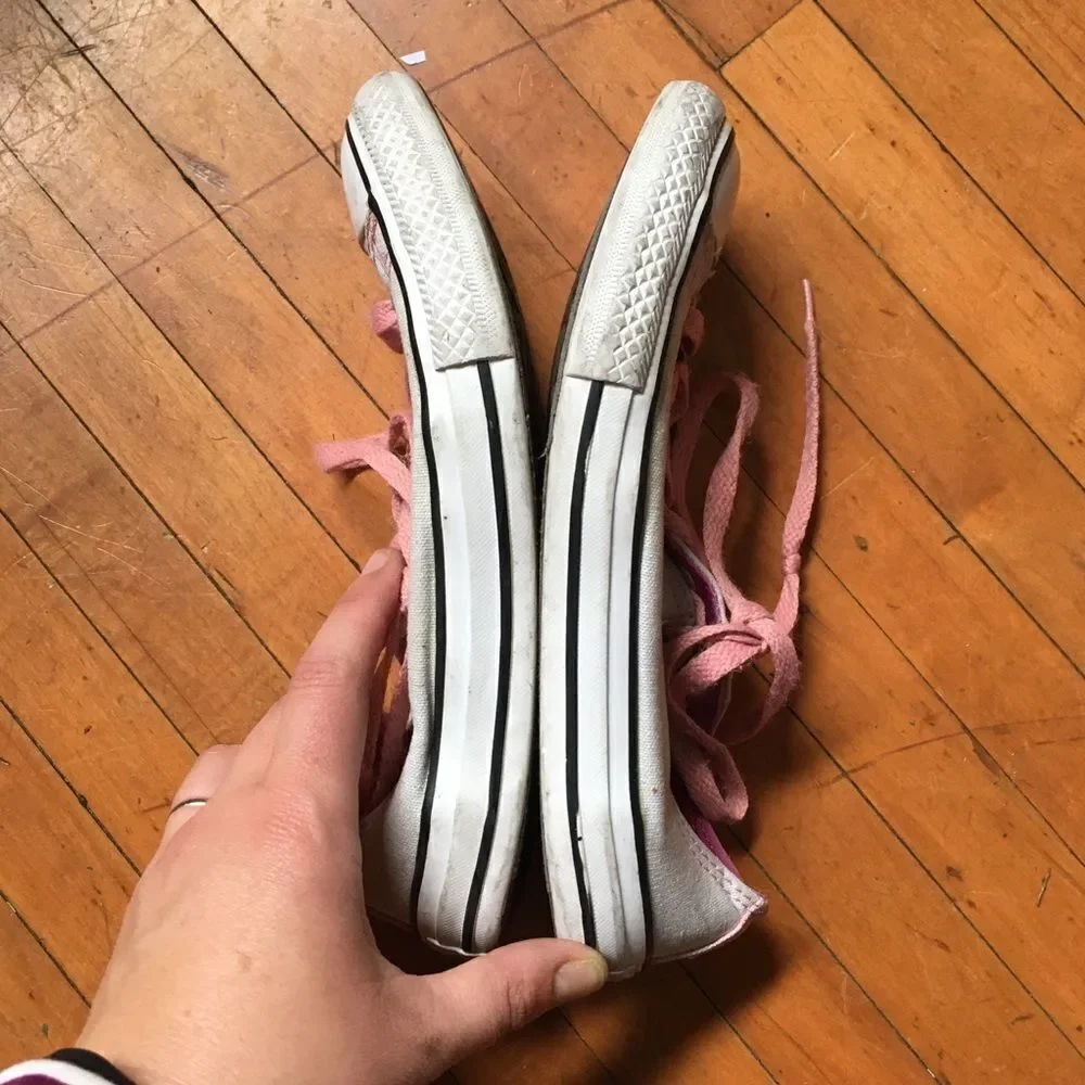 Converse/Chucks gray & pink low top sneakers